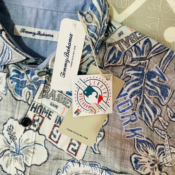 Rare Tommy Bahama x Yankees Collab Hawaiian shirt jersey - Picture 3 of 8